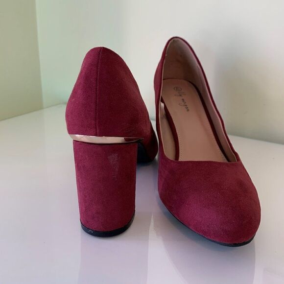 Lily Morgan Sz 9 burgundy faux suede pump, gold heel detail, never worn - Picture 2 of 16